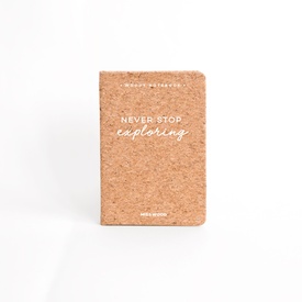 Reisdagboek Woody notebook kurk A6 Never stop exploring | Miss Wood